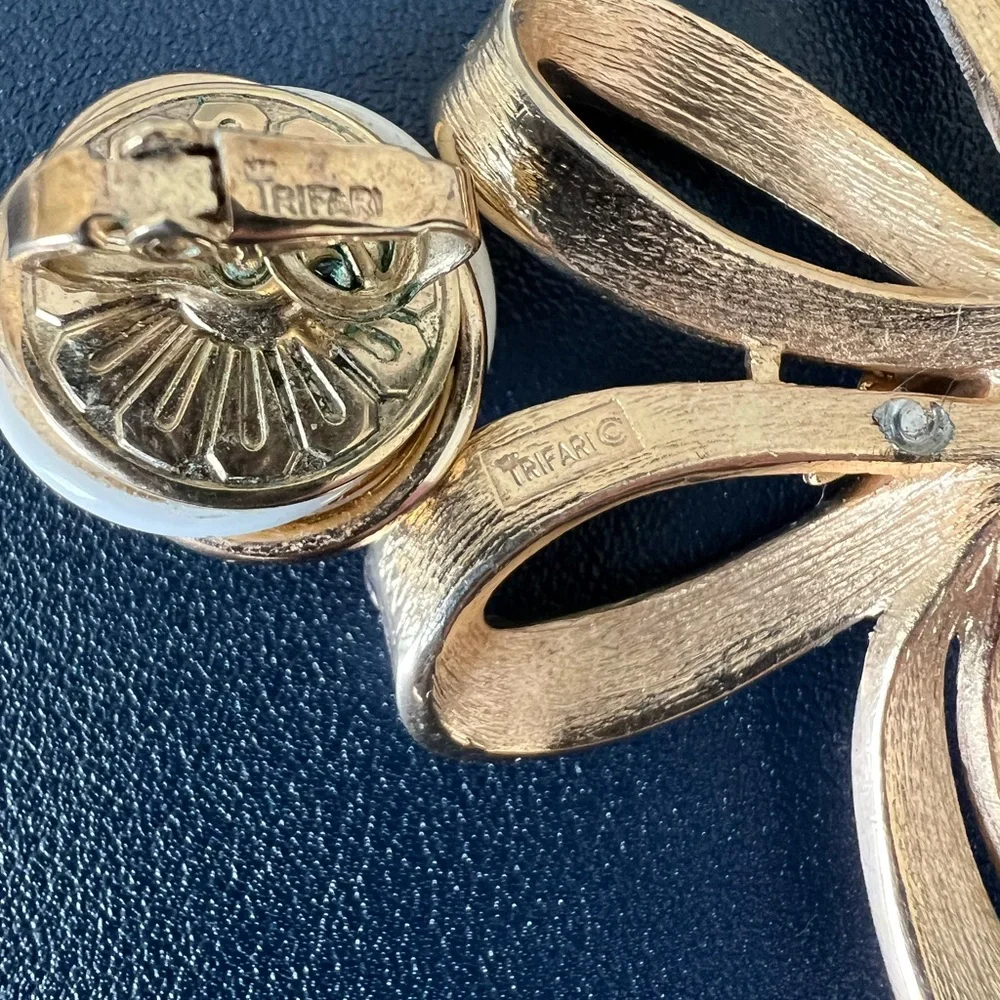 Crown Trifari Vintage 50's Mid CenturyWhite Enameled Ribbon Brooch with earrings - Picture 5 of 5